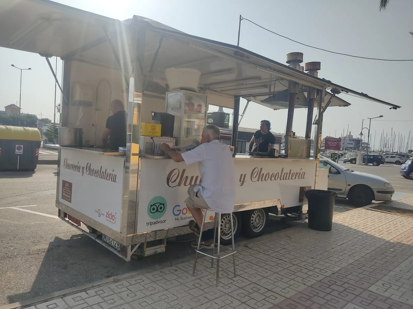 Chocolate caliente servido en la Churrería Ángel Urán, Cabo de Palos