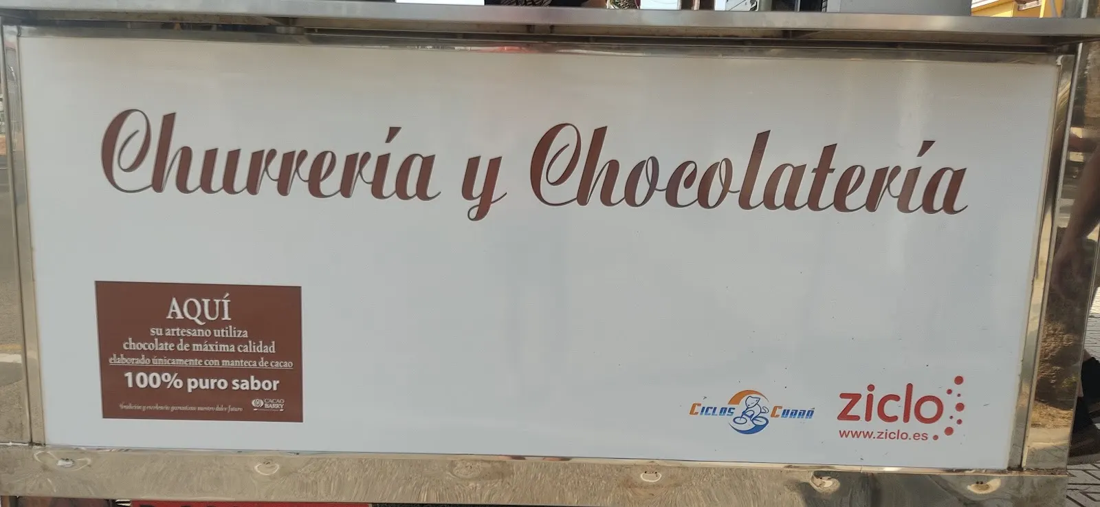 Elaboración artesanal de churros en la Churrería Ángel Urán