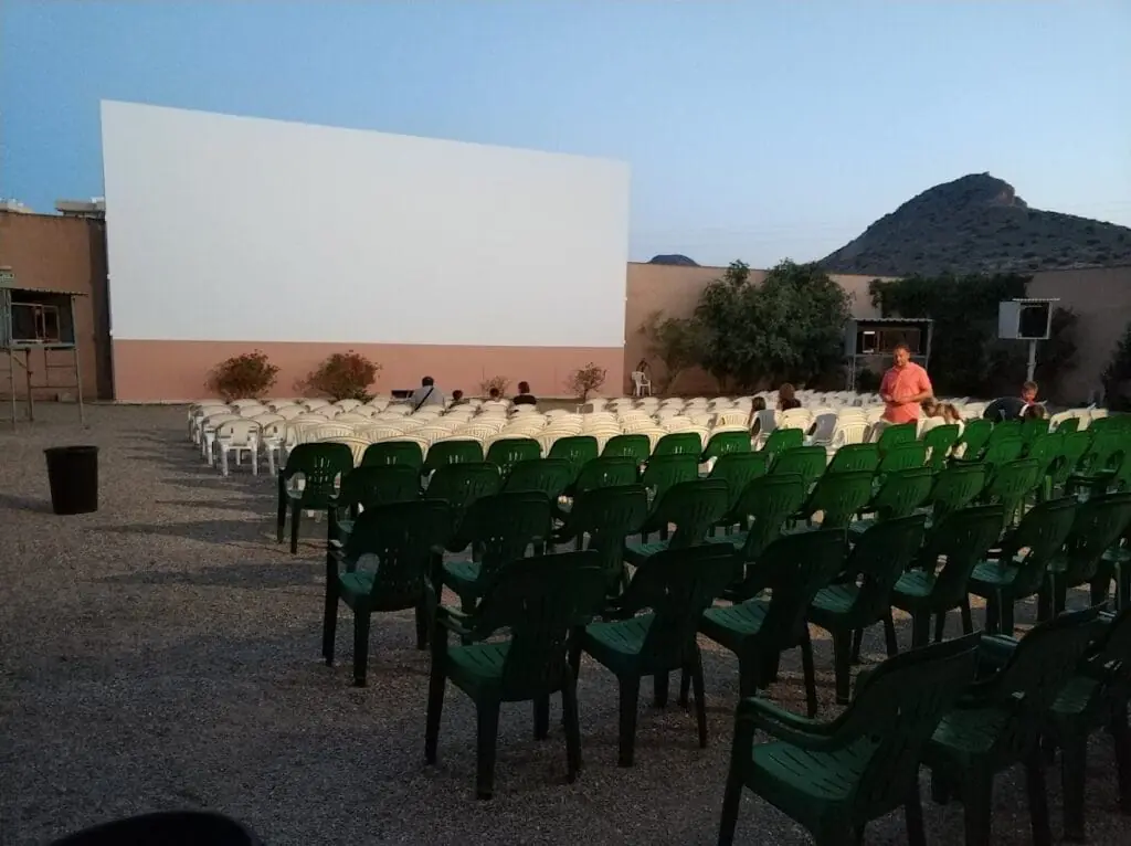 Pantalla de cine de verano al aire libre en Cines Cabo de Palos