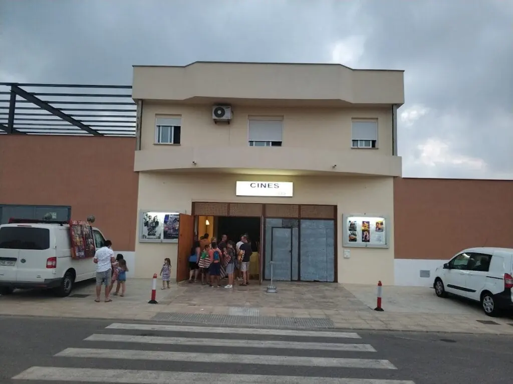 Entrada de Cines Cabo de Palos en Calle Brezo
