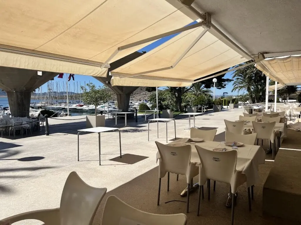 Covered terrace at the Club Náutico Dos Mares restaurant, overlooking the marina