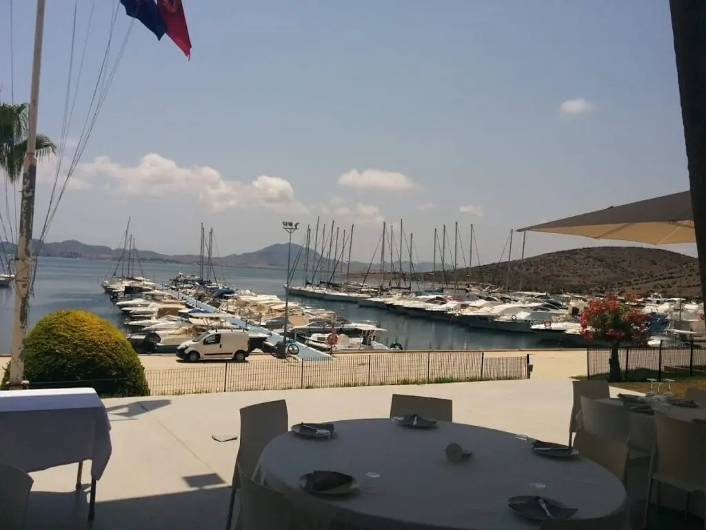 Mesas con vistas al puerto deportivo desde la terraza del Club Náutico Dos Mares