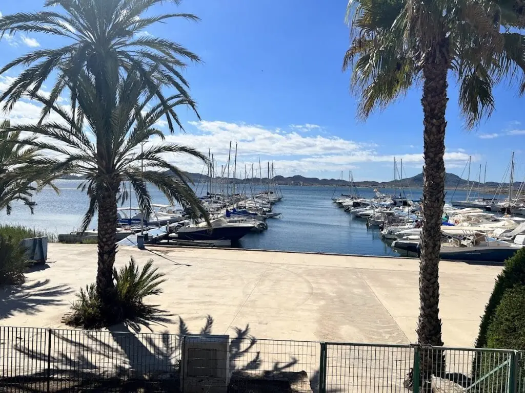 Amarres de veleros y embarcaciones junto a la terraza del Club Náutico Dos Mares