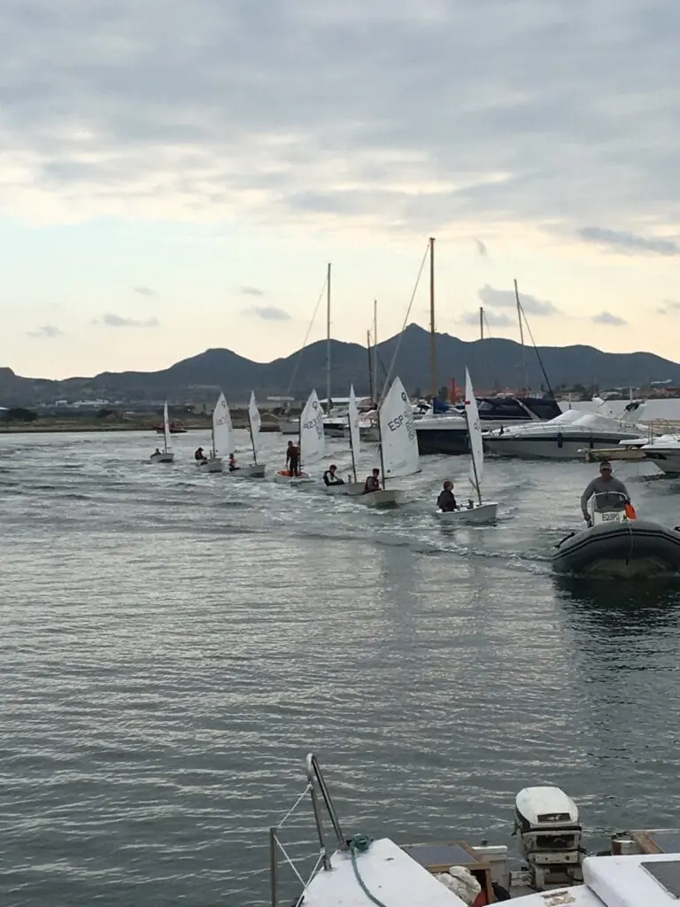 Embarcaciones a vela saliendo del Club Náutico La Isleta, en La Manga