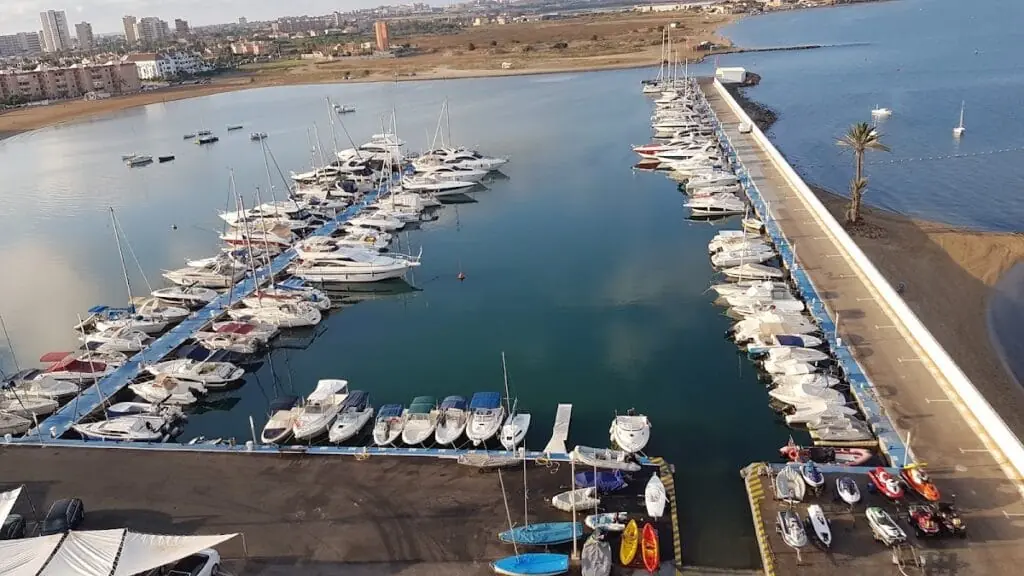 Vista aérea del puerto deportivo del Club Náutico La Isleta, con embarcaciones amarradas