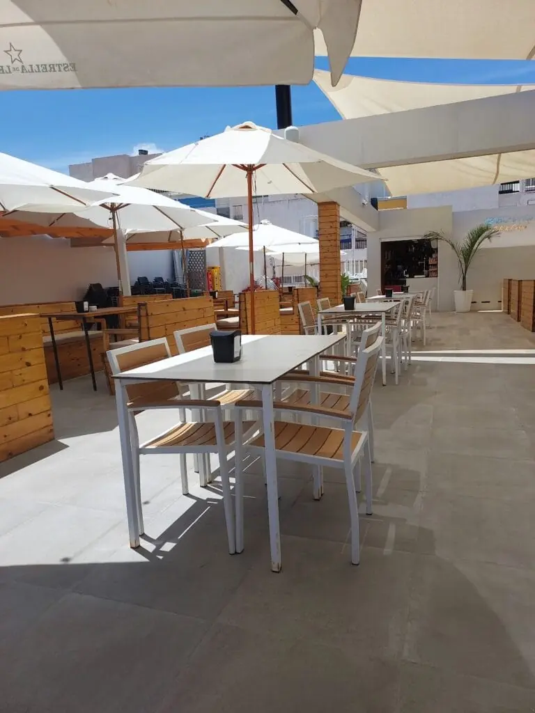 Terraza de Coctelería Chibichanga con vistas cercanas a la playa de Babilonia
