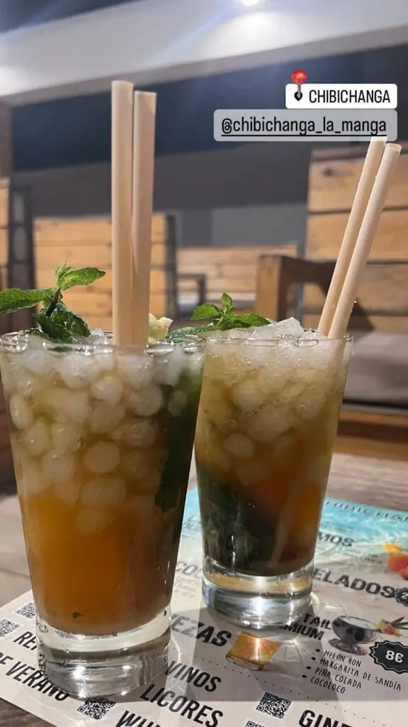 Ambiente de Coctelería Chibichanga en primera línea de playa