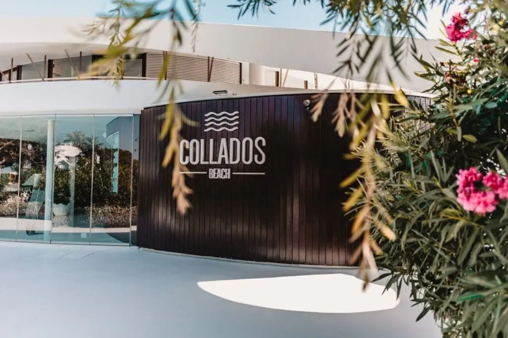 Entrada de Collados Beach en Urbanización Veneziola