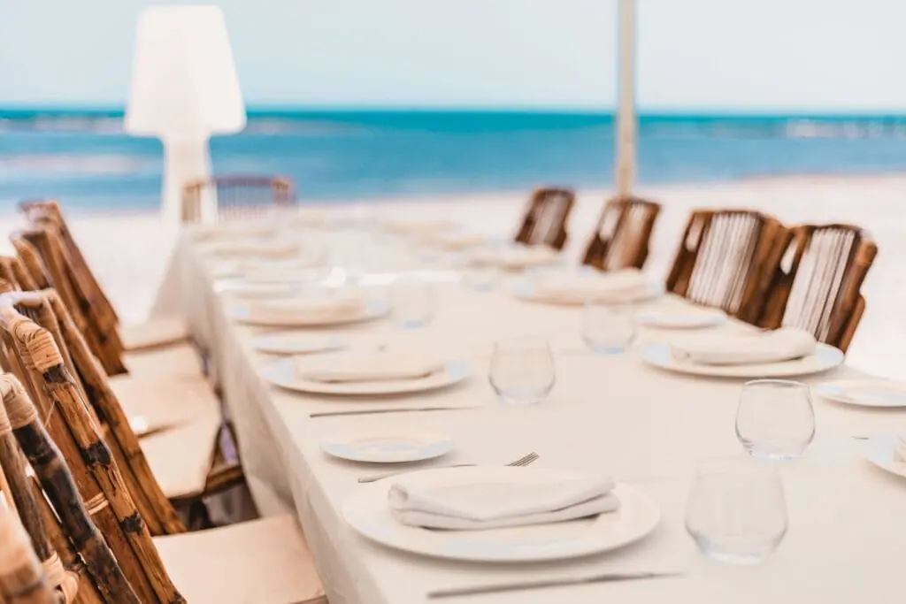 Mesa de restaurante frente al Mediterráneo en Collados Beach