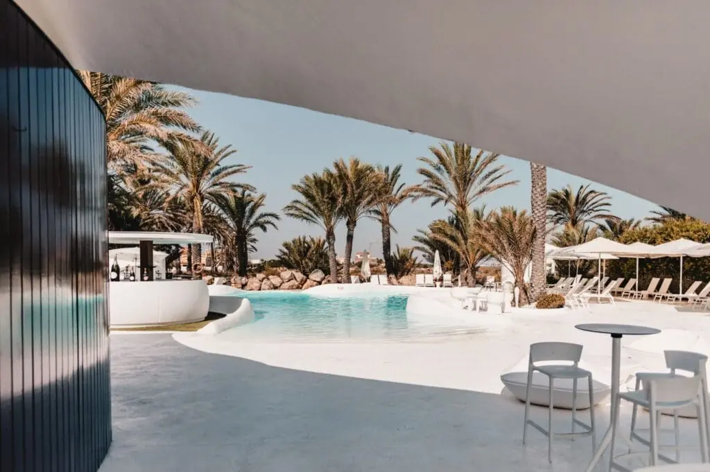Piscina y zona exterior del beach club Collados Beach