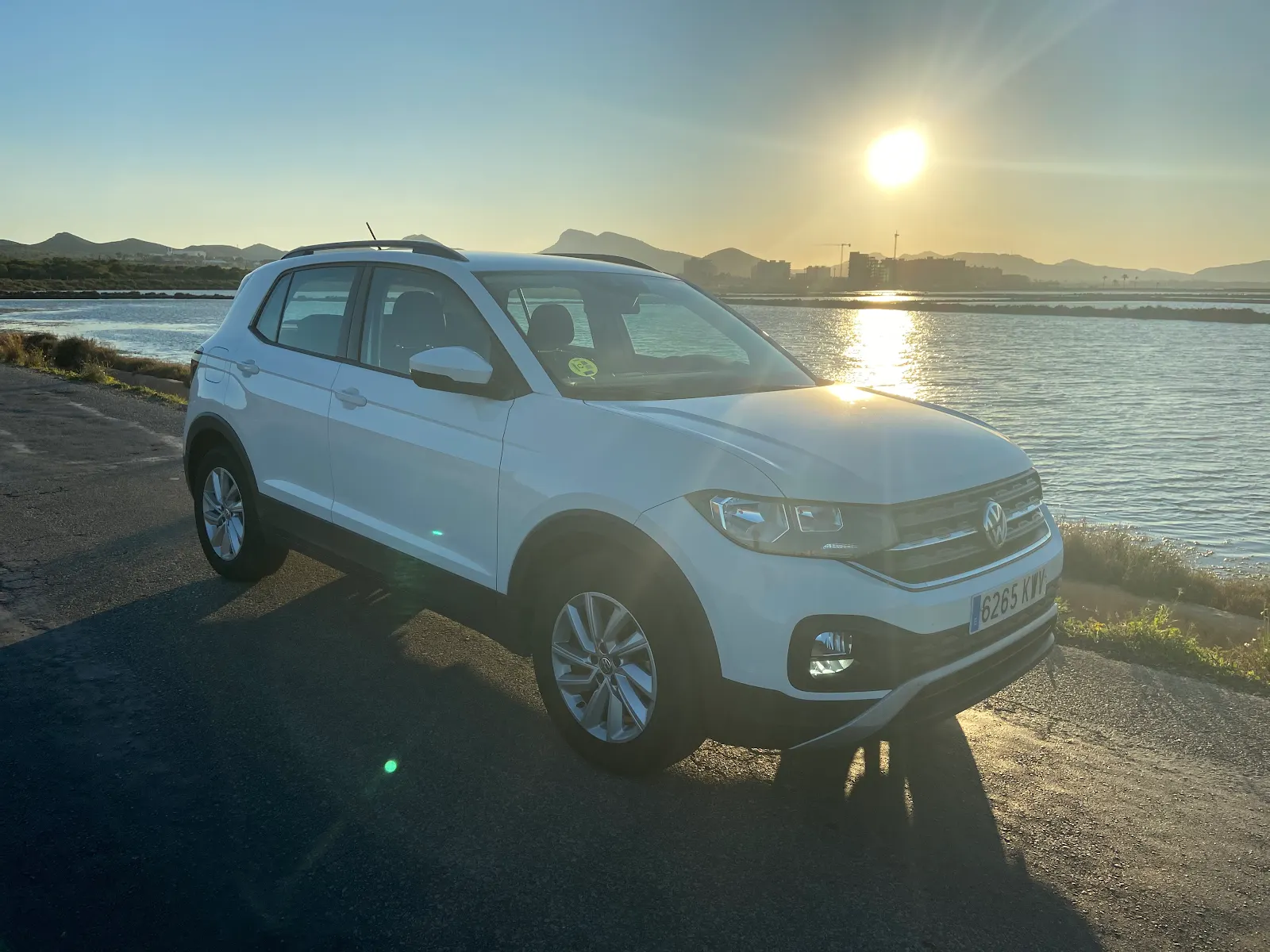 Volkswagen T-Cross blanco de la flota de Conccordcars Mediterráneo junto a las salinas al atardecer