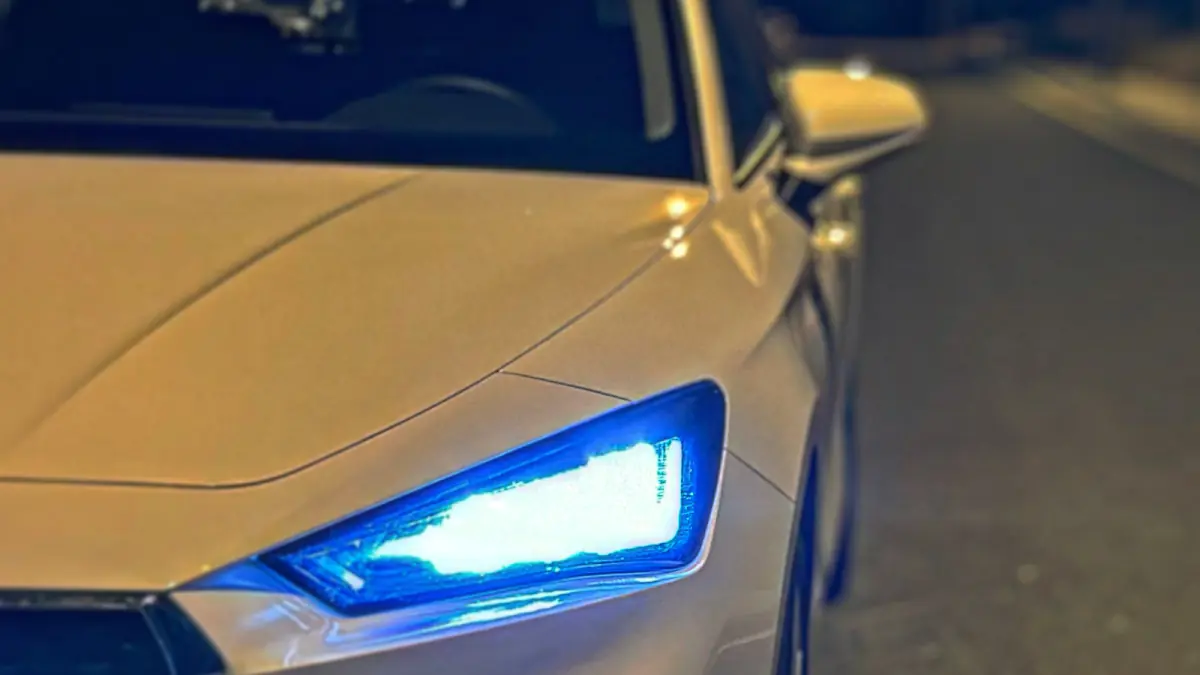 Detalle del faro delantero LED de un coche de alquiler de Conccordcars Mediterráneo, vista nocturna