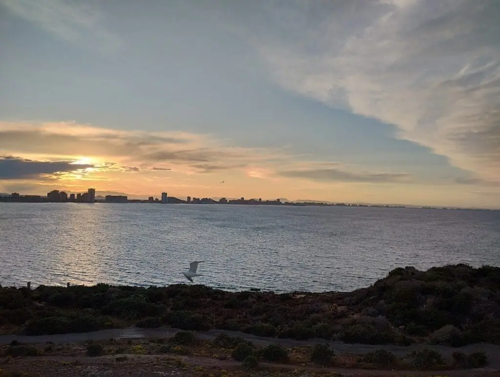 Entorno de Cala Túnez junto a la Cruz Memorial del Sirio