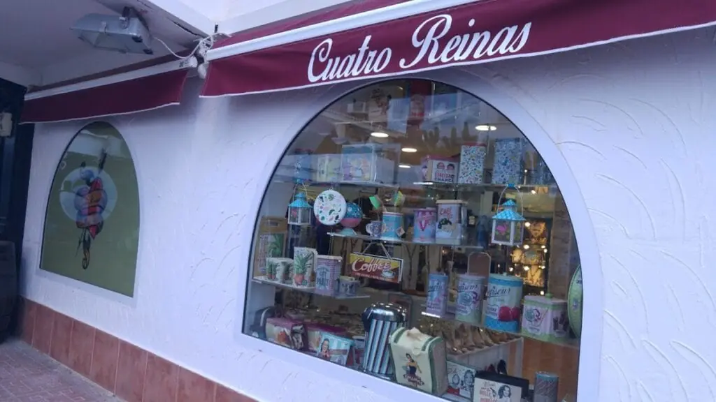 Fachada de Cuatro Reinas en Plaza Bohemia, La Manga