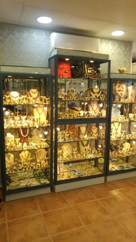 Interior de la tienda Cuatro Reinas, La Manga