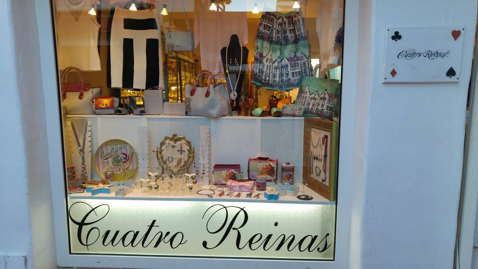 Escaparate de Cuatro Reinas en Plaza Bohemia