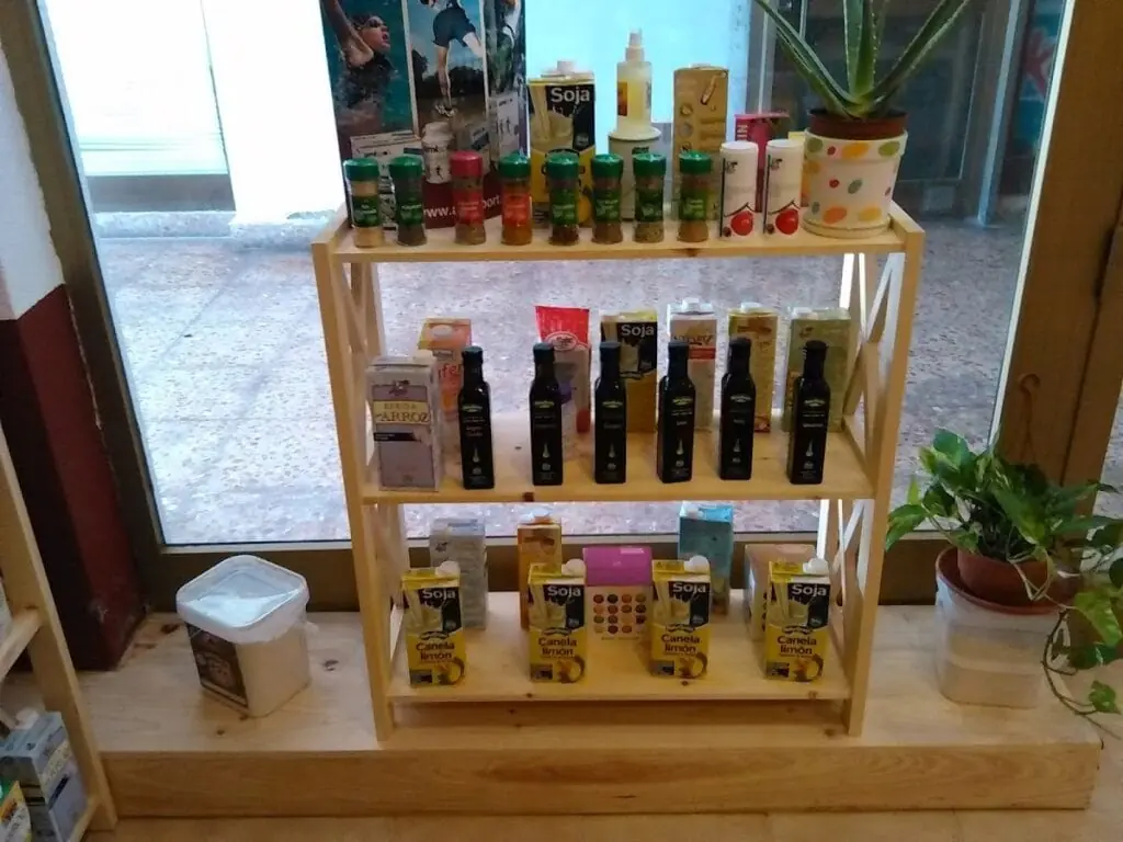 Supplement shelves at ¡Cuídate! Herbolario y Nutrición Deportiva