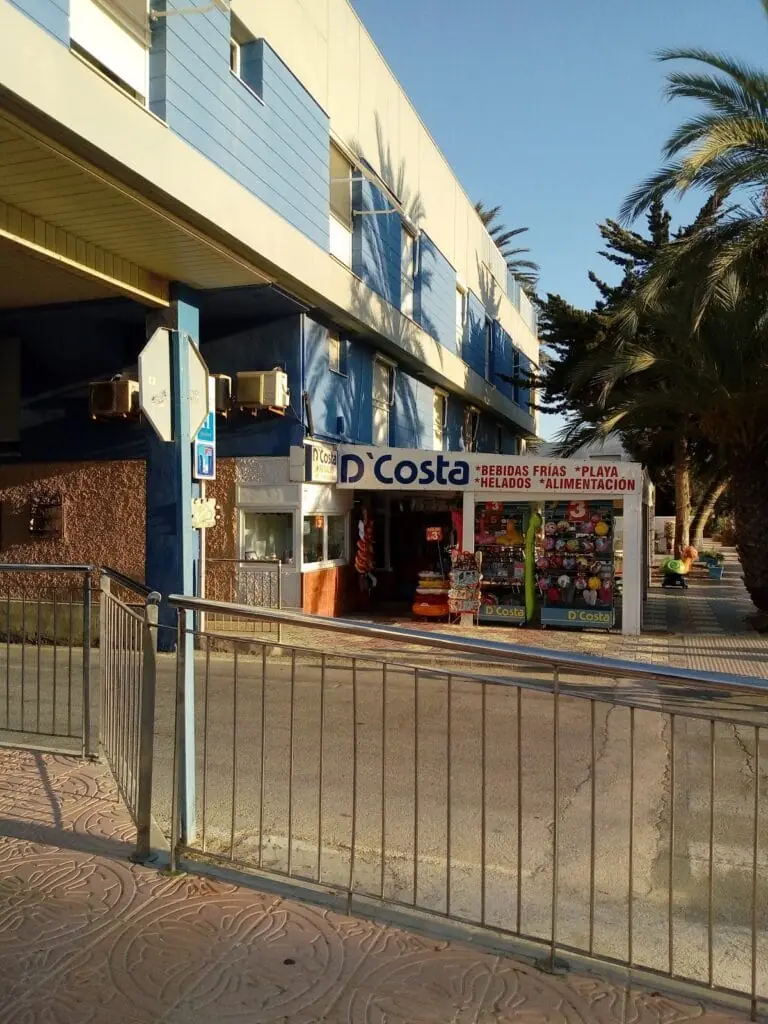 Fachada de D’Costa Regalos en Plaza Bohemia, La Manga