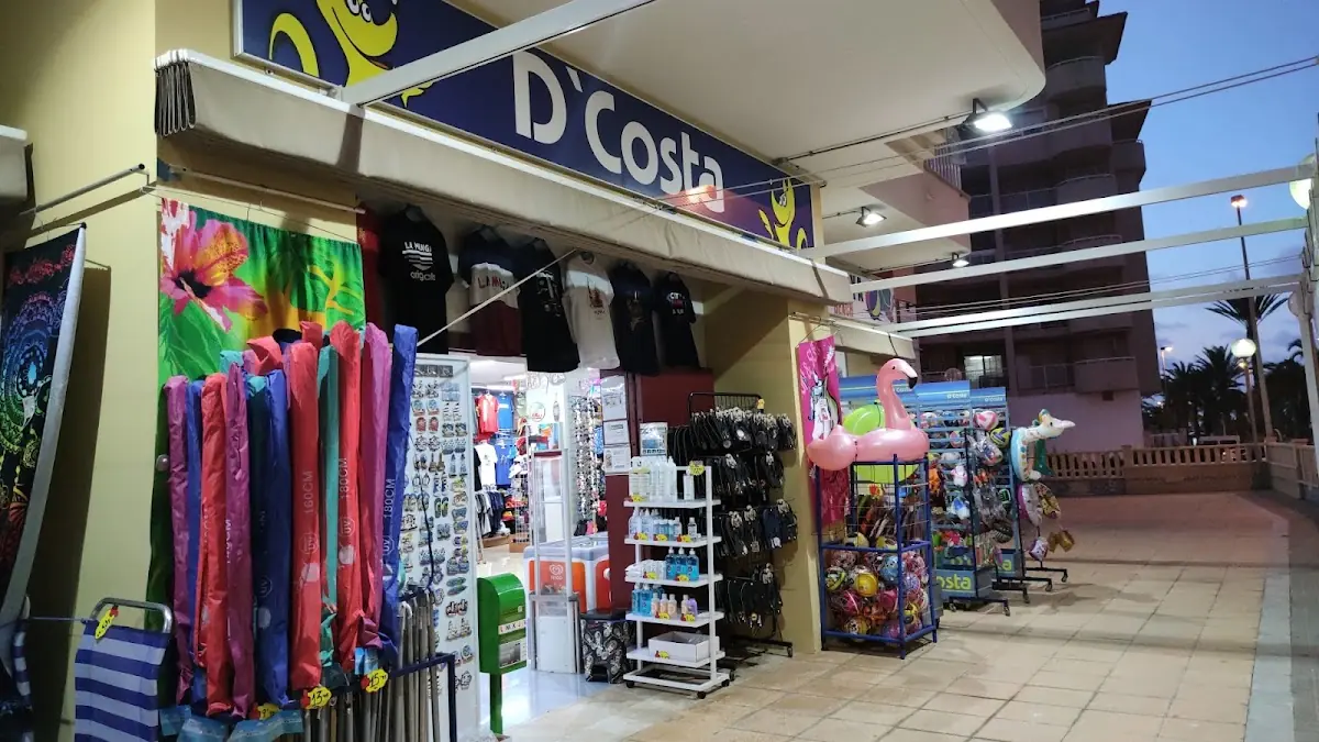 Fachada de D’Costa en el Zoco D’Levante, La Manga