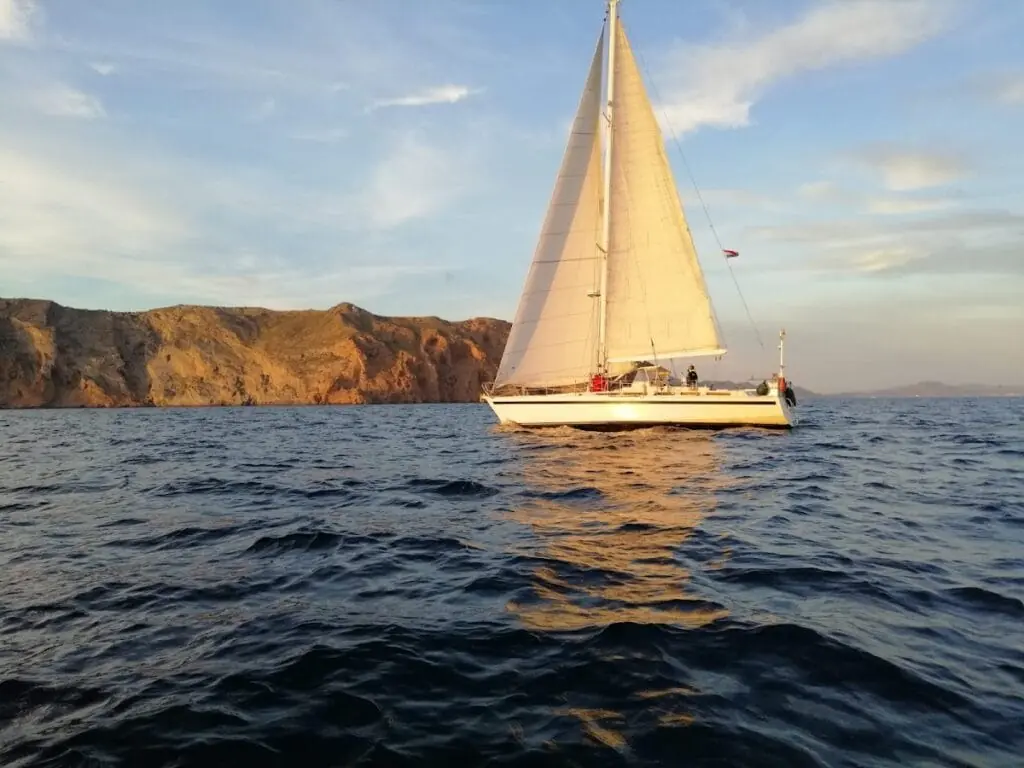 Cubierta del velero de iroko de Djinn Charter