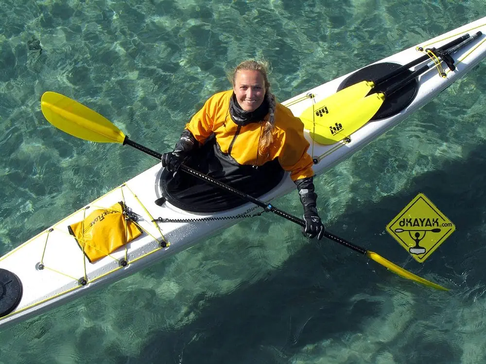 Instructora de dKayak sonriendo a bordo de un kayak en aguas de Cabo de Palos