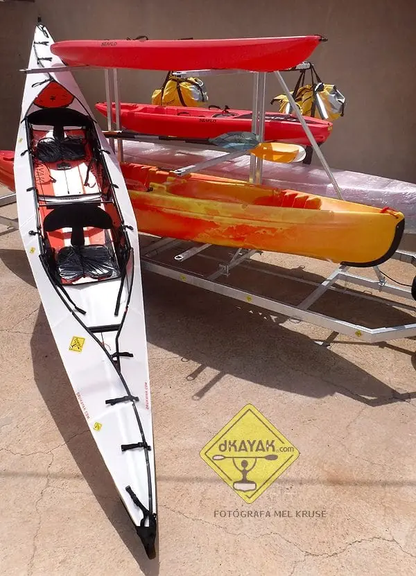 Kayaks de dKayak apilados en un remolque, listos para una salida