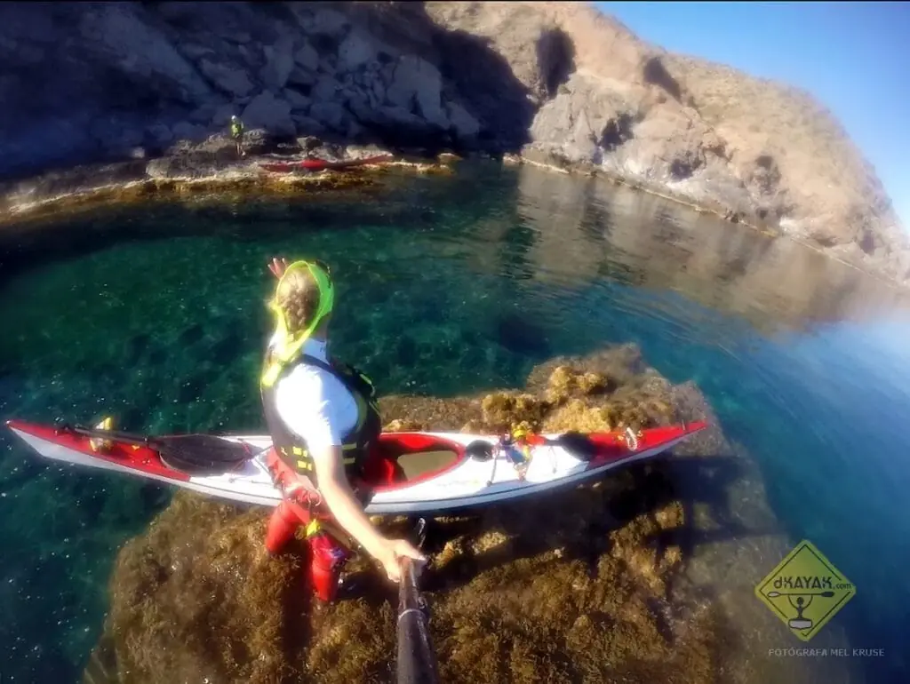 Cliente de dKayak haciendo una pausa junto a las rocas de la costa de Cabo de Palos