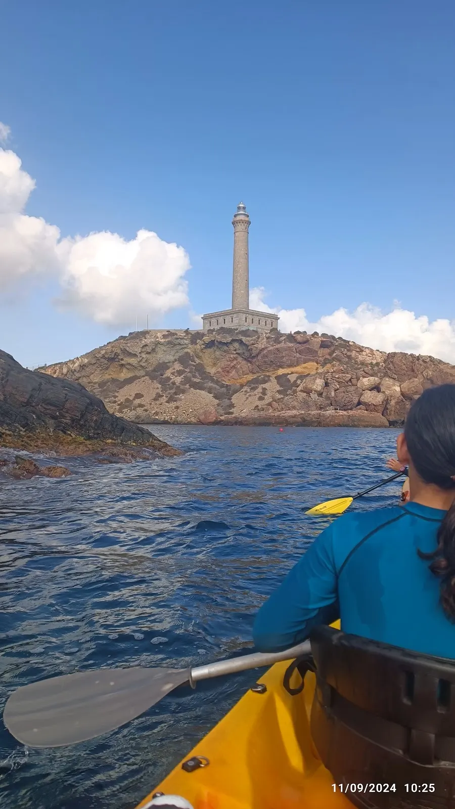 Kayak de dKayak frente al faro de Cabo de Palos, con clientes remando