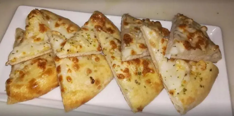 Pan con queso servido en Don Luigi Trattoria