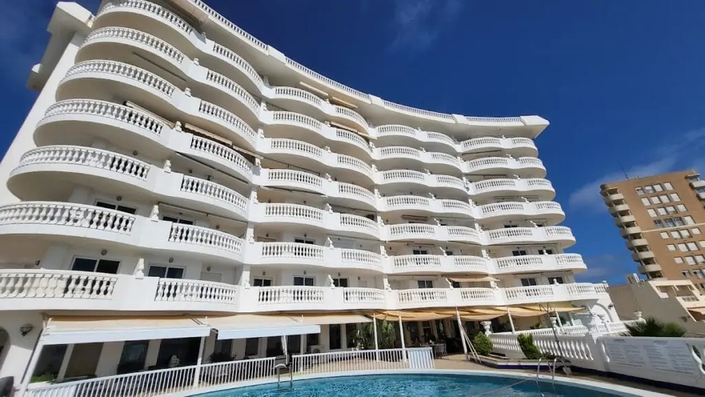 Edificio de Don Papeo en la Gran Vía de La Manga