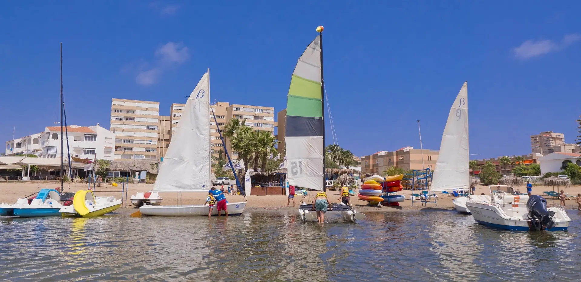 Embarcaciones de vela ligera de Dos Mares Wind en la playa de la Isla del Ciervo
