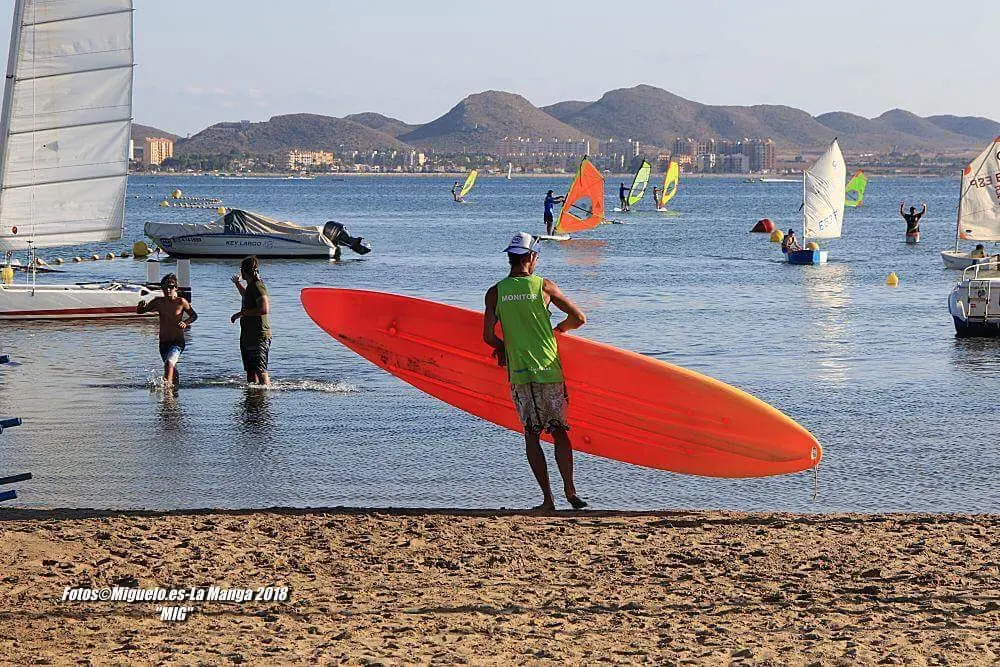 Alumnos de Dos Mares Wind practicando en el Mar Menor