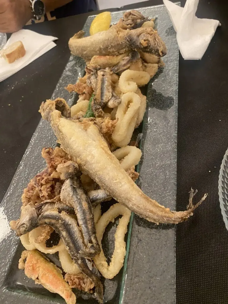 Fritura de pescado y calamares servida en Egos on the Beach