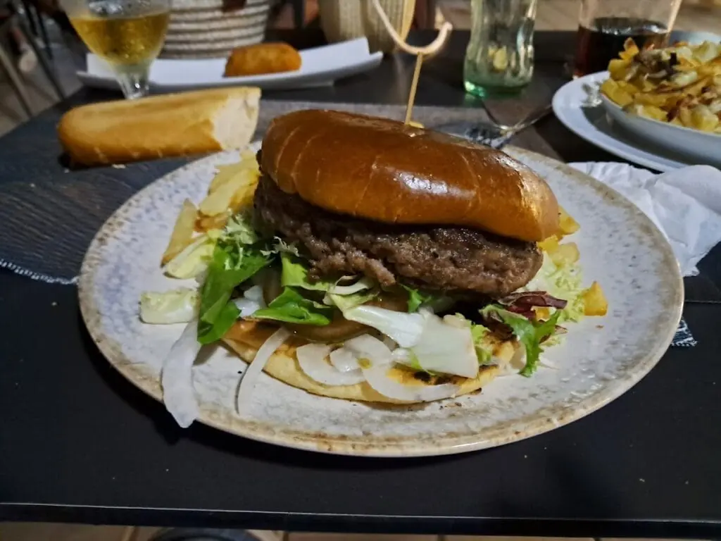 Hamburguesa gourmet servida en Egos on the Beach