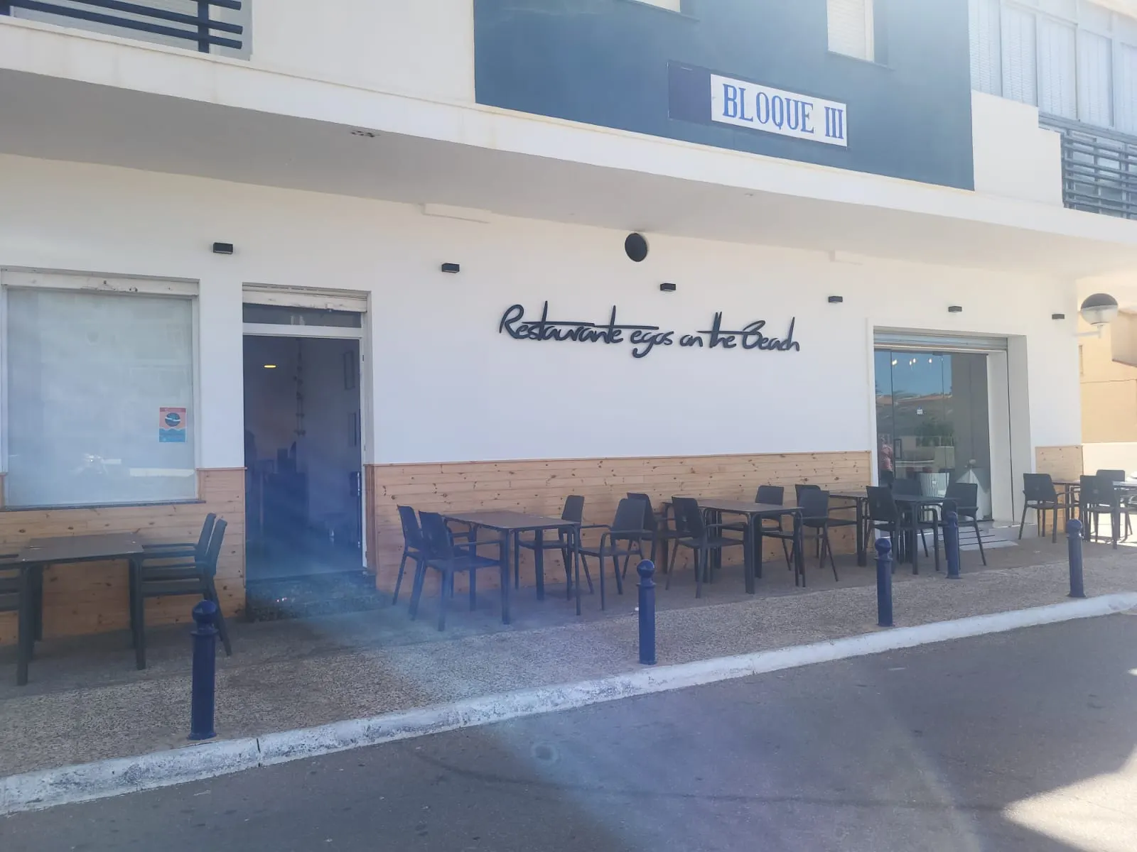 Fachada y terraza de Egos on the Beach en el Bloque III