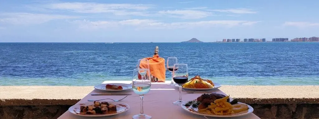 Mesa de Restaurante El Ancla con vistas al Mediterráneo