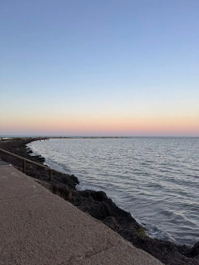 Paseo junto al Mediterráneo junto a Restaurante El Ancla