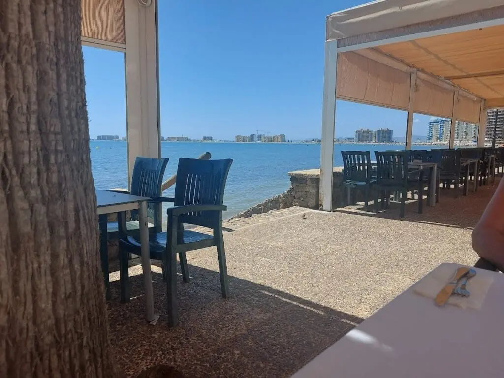 Terraza de Restaurante El Ancla con vistas al mar