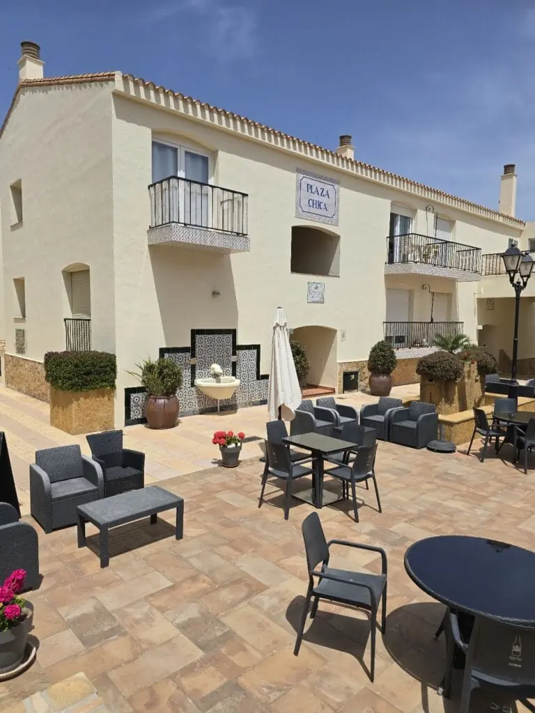 Terraza de El Bistro en la Plaza Mayor de Bellaluz