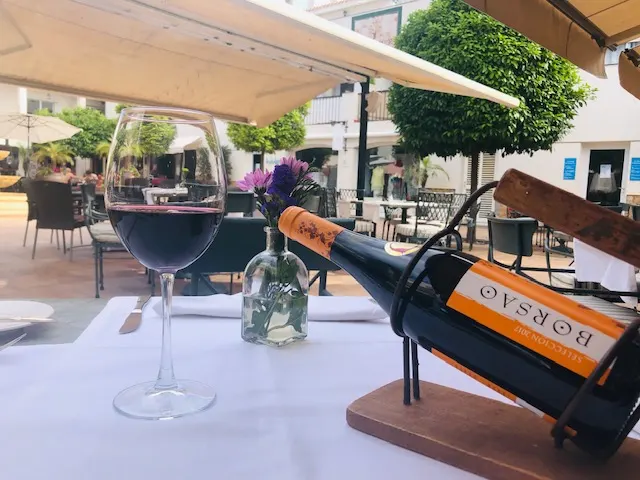 Vino servido en la terraza de El Bistro, Bellaluz