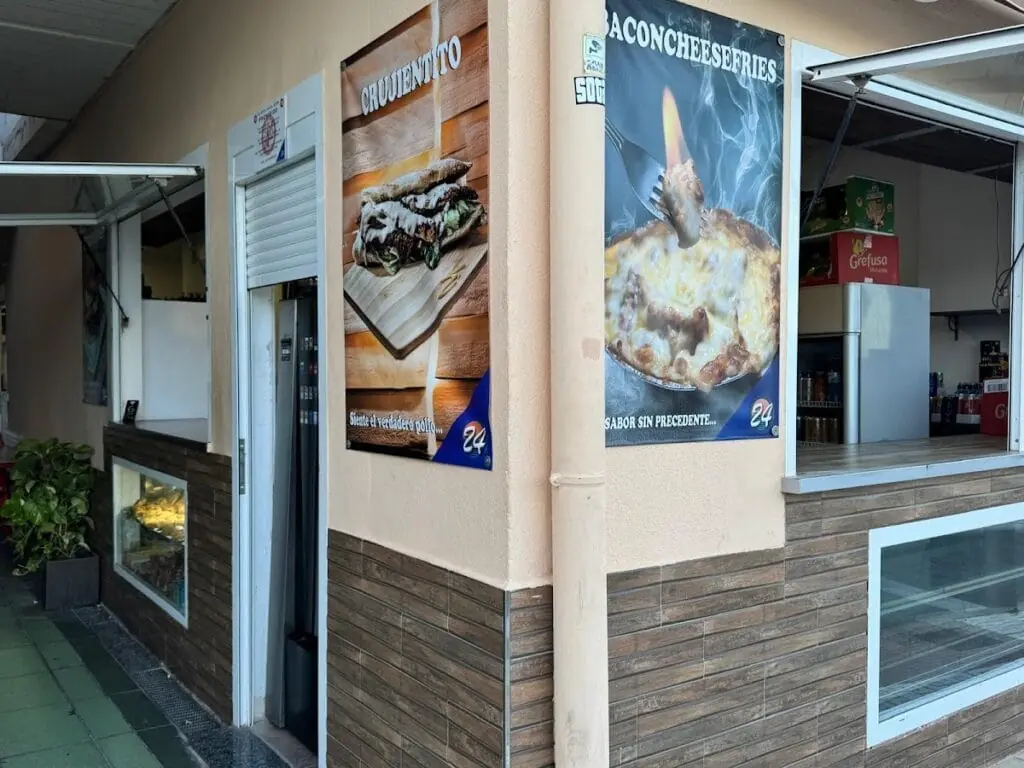 Fachada de El Cabo 24 Horas en el Centro Comercial Las Dunas