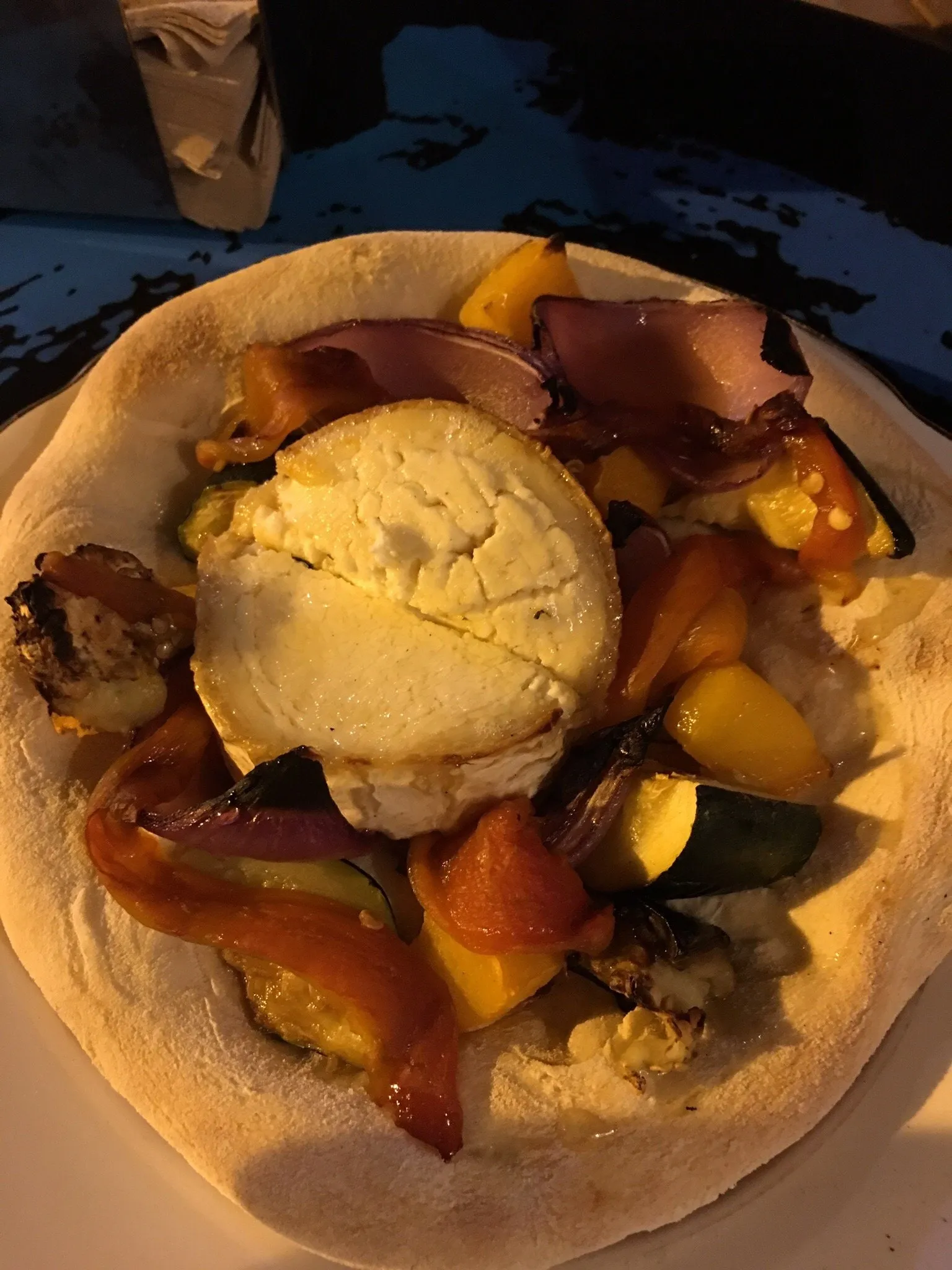 Focaccia de El Capitán con queso de cabra, verduras asadas y jamón