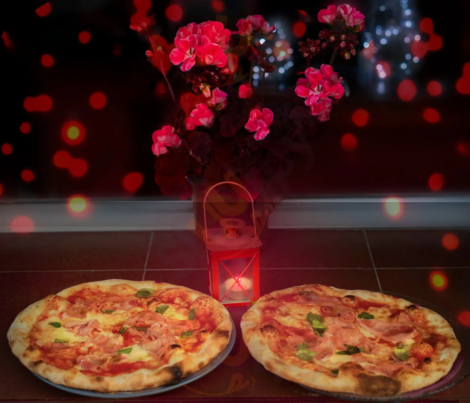 Pizzas artesanas de El Capitán con jamón y albahaca