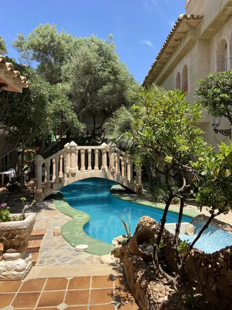 Jardín con piscina y puente decorativo en El Castillo de La Manga