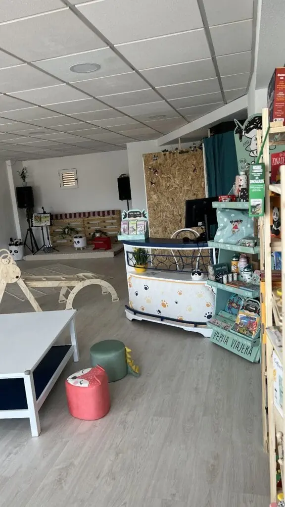 Fachada del Edificio Catamarán, sede de El Circo de Hugo en La Manga