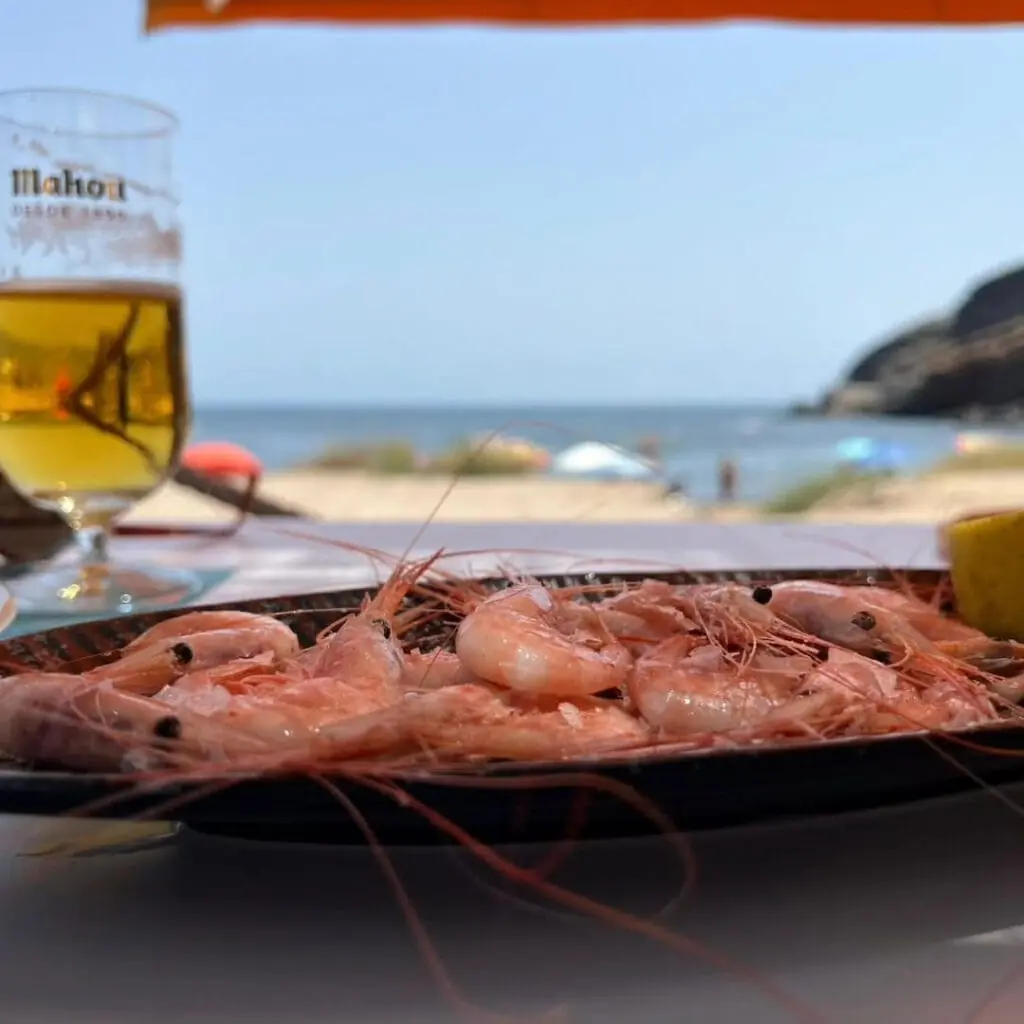 Marisco servido frente al Mediterráneo en El Nido