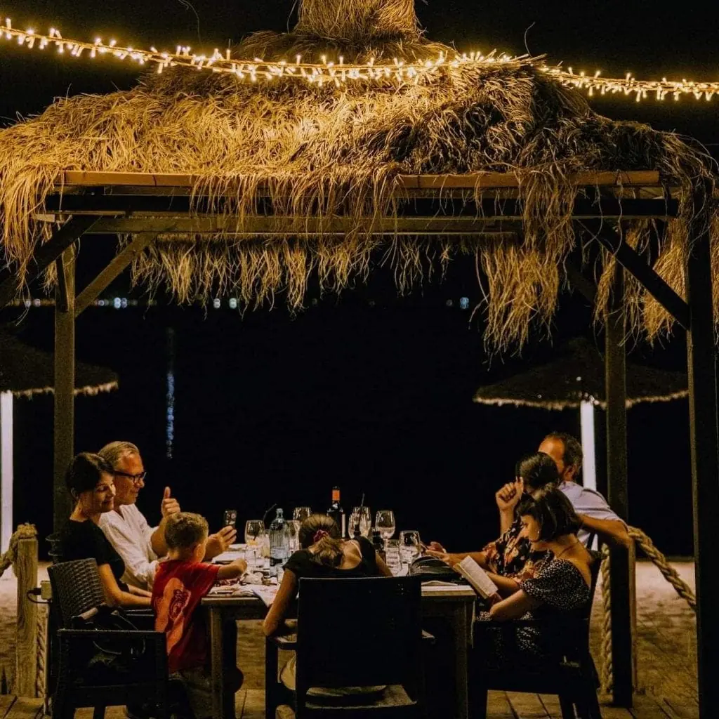 Ambiente nocturno de El parador del Mar Menor