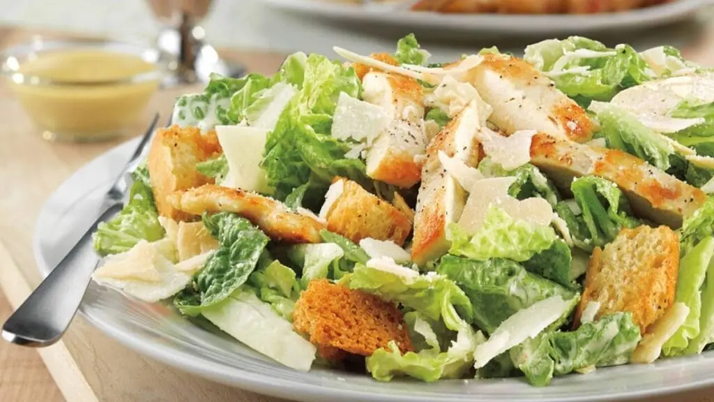 Ensalada preparada por El Pollo Dorado en Cavanna