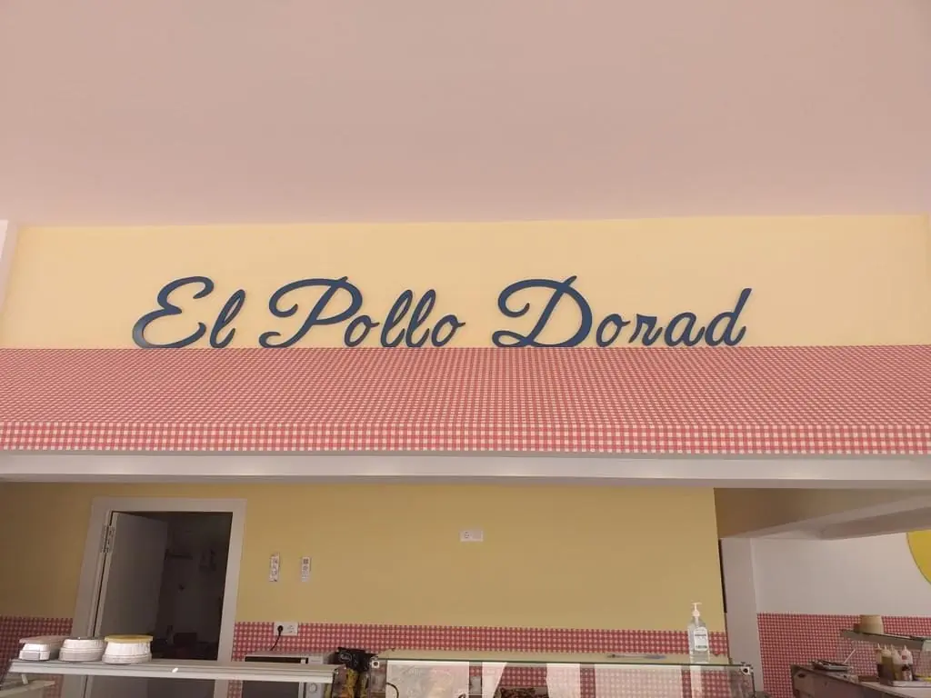 Fachada de El Pollo Dorado en Cavanna, La Manga