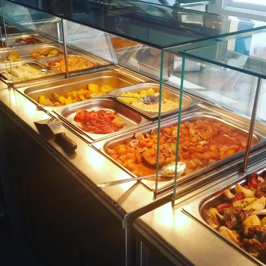 Mostrador de comida casera de El Pollo Dorado en La Manga